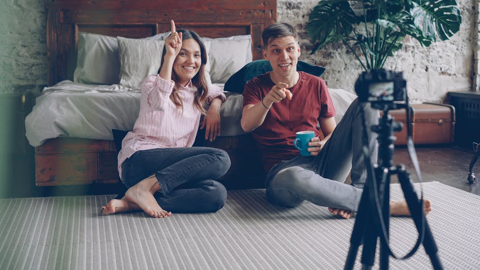Účastník kurzu striha video na laptope